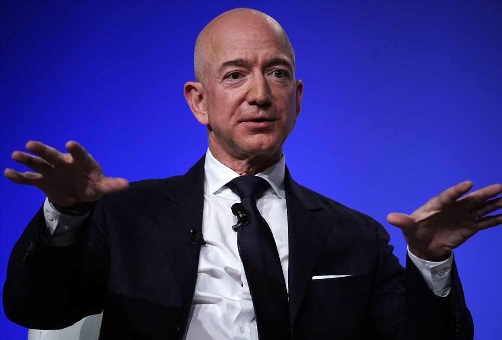 Đứng đầu danh sách là Jeff Bezos - CEO Amazon, chủ sở hữu của Washington Post. Sau vụ ly hôn với vợ, tài sản của ông giảm xuống đáng kể. Tuy nhiên với khối tài sản đồ sộ, chưa ai vượt được người đàn ông quyền lực nhất trong giới công nghệ. Ảnh: CNBC