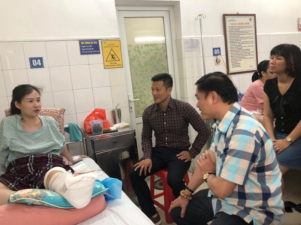 Ông Trần Anh Tú thăm nữ CĐV chấn thương ngày 16.9. Ảnh: VPF