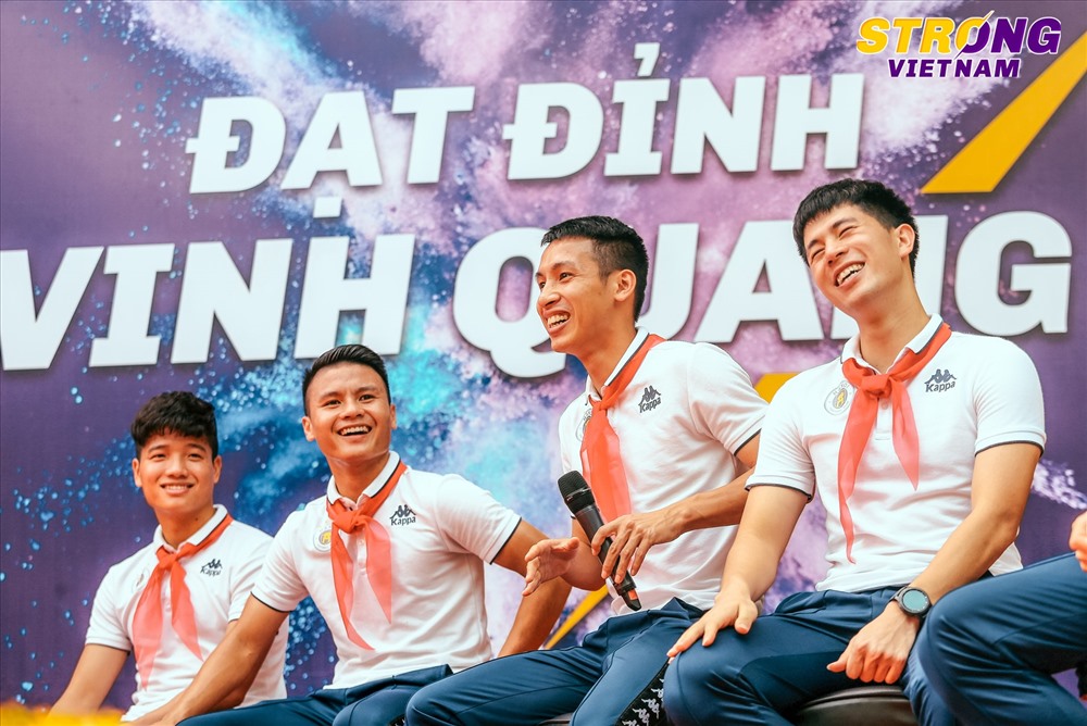 Buổi giao lưu diễn ra trong không khí vui tươi, tràn ngập tiếng cười.