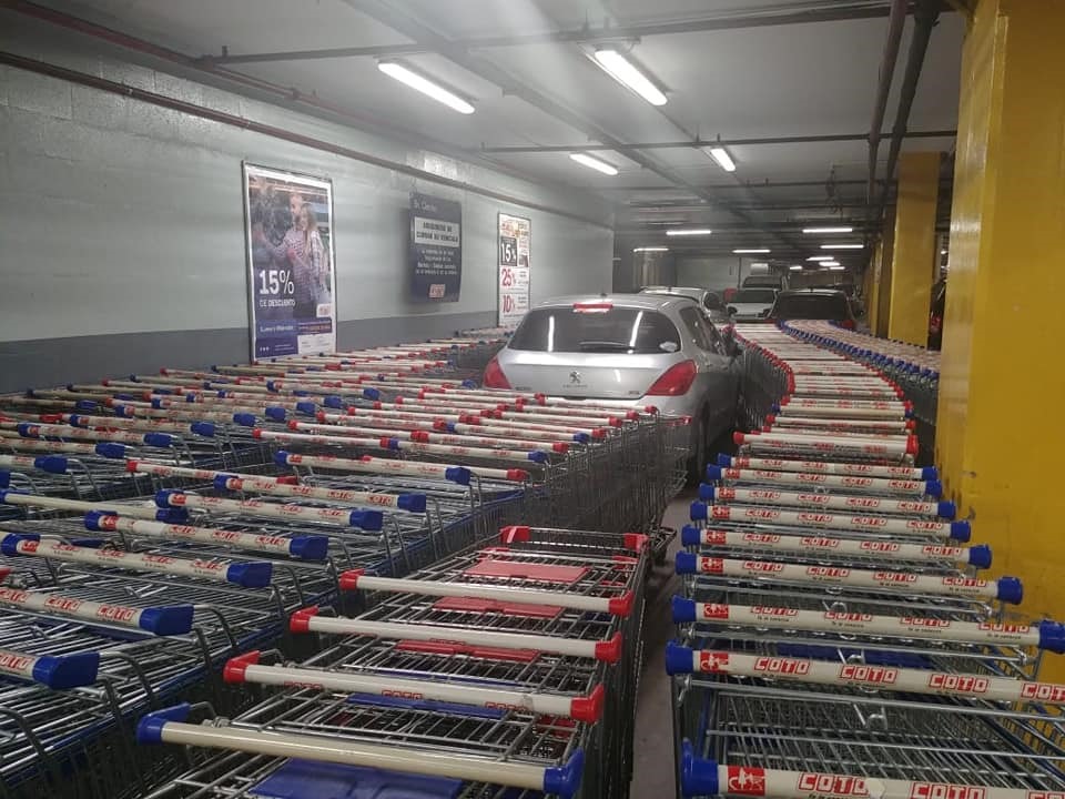 Rất khó để chủ nhân chiếc xe này giải quyết “bài toán” nan giải trên. Ảnh: Carscoops