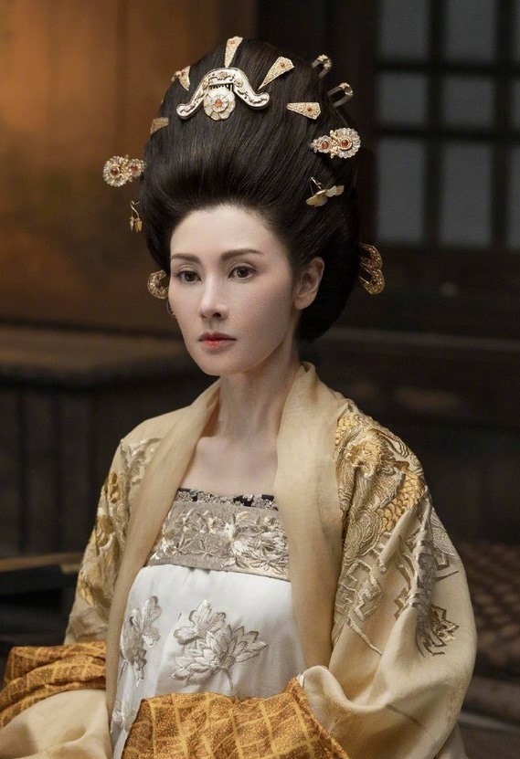 Lý Gia Hân tái xuất ở tuổi 49.