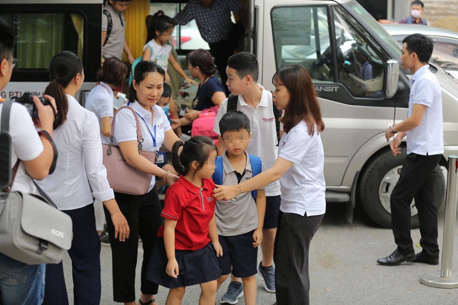 Đón trẻ ở trường Gateway (Hà Nội). Ảnh: HẢI NGUYỄN