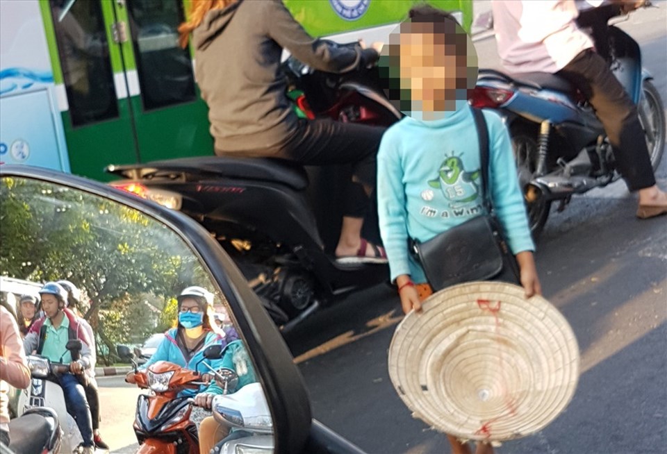 Hiện trên địa bàn TP.Hồ Chí Minh có nhiều trẻ em bị bắt đi xin ăn - ảnh Trường Sơn Hiện trên địa bàn TP.Hồ Chí Minh có nhiều trẻ em bị bắt đi xin ăn - ảnh Trường Sơn