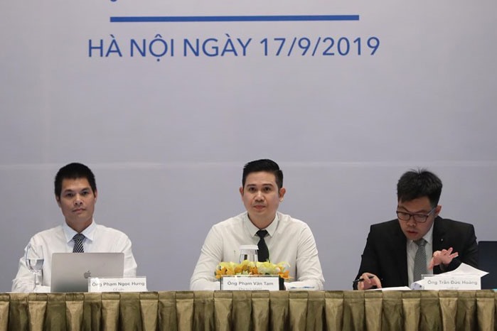 Ông Phạm Văn Tam cùng với luật sư và cố vấn của Asanzo. Ảnh: Sơn Tùng