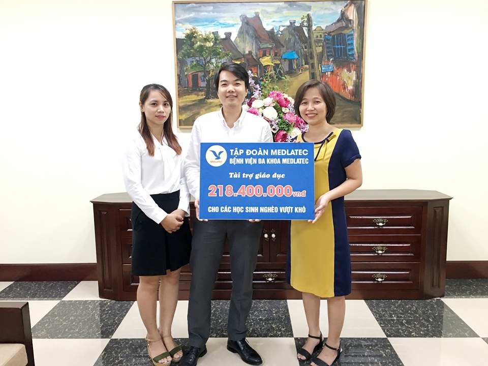 Đại diện Quỹ Tấm Lòng Vàng- bà Phan Thu Thủy, Phó Tổng Biên tập Báo Lao Động nhận ủng hộ từ Medlatec. Ảnh: PV