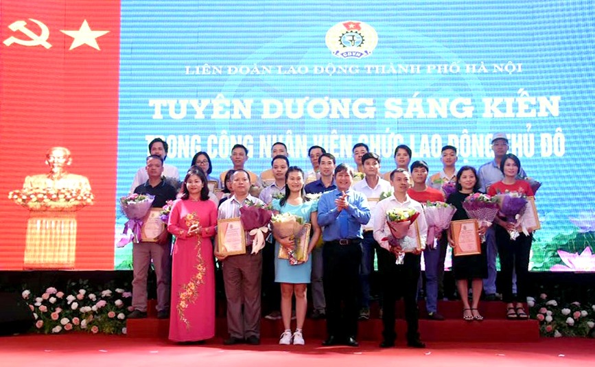Đồng chí Trần Thanh Hải và Nguyễn Thị Tuyến tặng bằng khen công nhân viên chức lao động thủ đô có nhiều sáng kiến. Ảnh: V.L