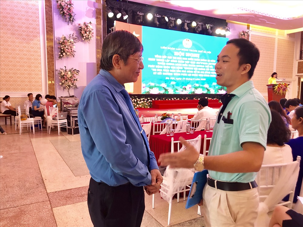 Phó Chủ tịch Thường trực Tổng LĐLĐVN Trần Thanh Hải (bên trái) động viên người lao động có nhiều sáng kiến, sáng tạo. Ảnh: V.L