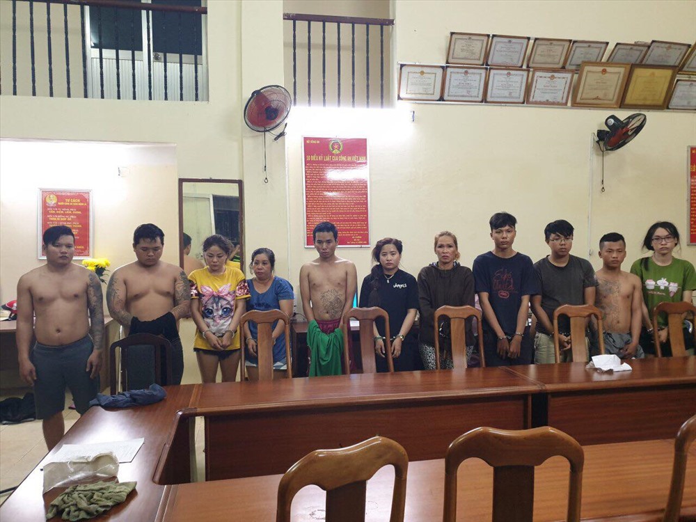 Nhóm đối tượng tại trụ sở công an. Ảnh: CACC