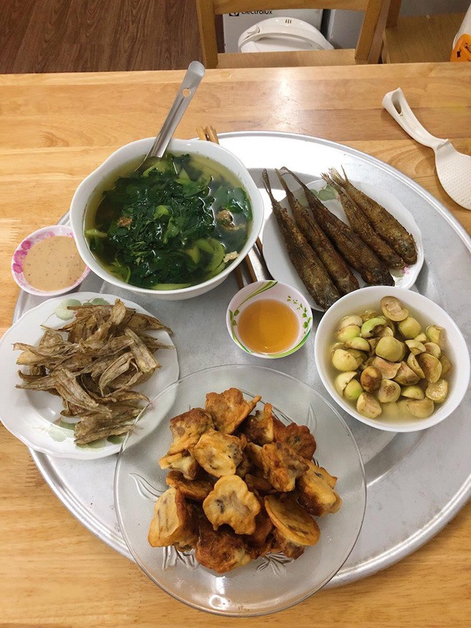 Người đàn ông và mâm cơm nấu cho vợ. Ảnh: FB