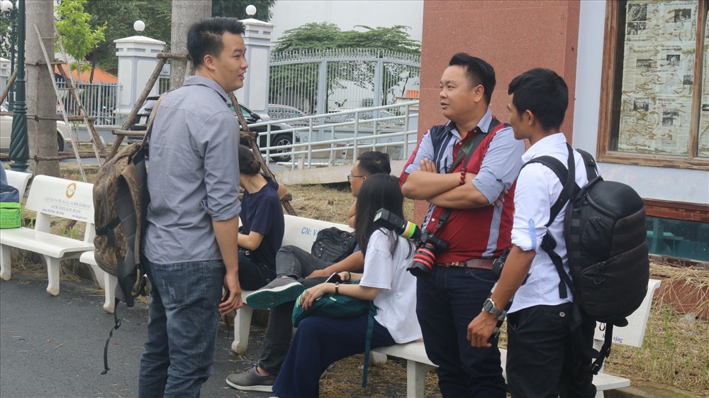 7h, nhiều phóng viên các báo đài có mặt ngoài tòa án đưa tin về phiên tòa.