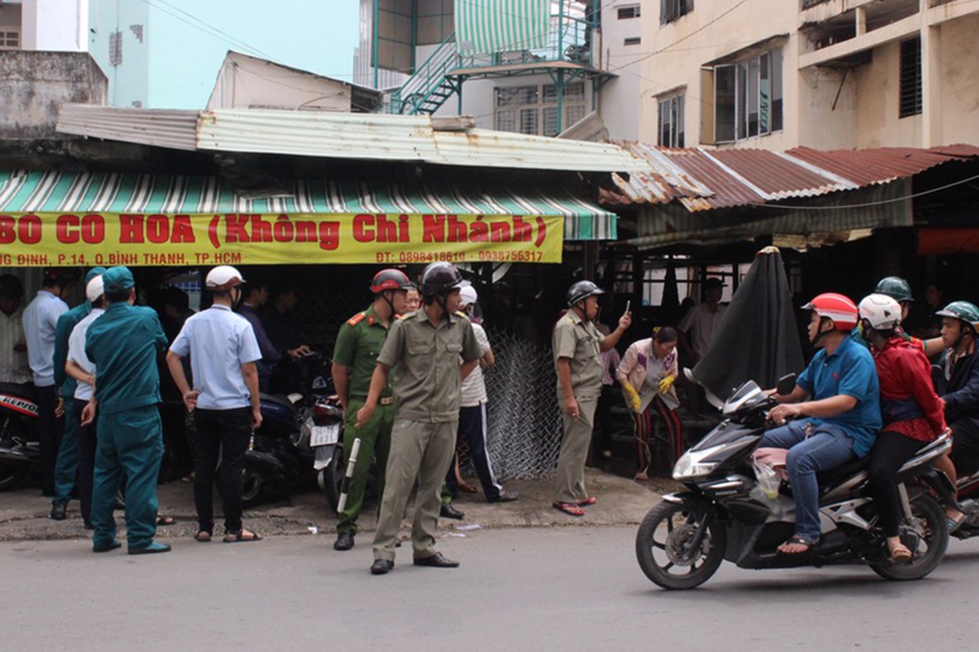 Chính quyền địa phương có mặt tại hiện trường, thu giữ số tôn và lưới B40 do nhóm người lạ mang đến ngăn cản tiểu thương chợ Bình Hòa buôn bán. Ảnh BD.