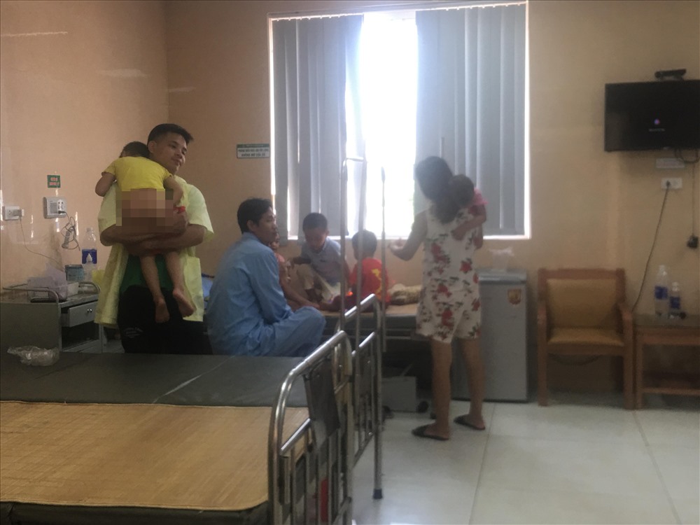 Các phụ huynh mong muốn làm rõ vụ việc. Ảnh: LL.