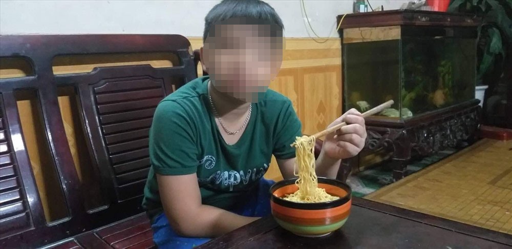 Cháu Đặng Thái T kể lại chuyện bị ngộ độc sau khi uống chai sữa anh hàng xóm đưa. Ảnh PV