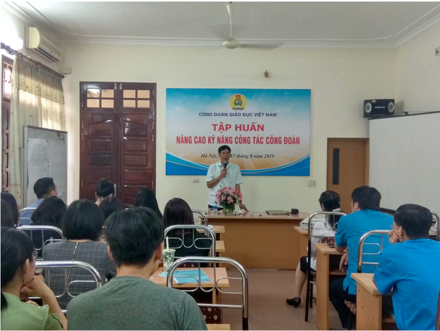 TS. Vũ Minh Đức – Chủ tịch CĐGD Việt Nam phát biểu bế giảng khóa học. Ảnh: CĐGDVN