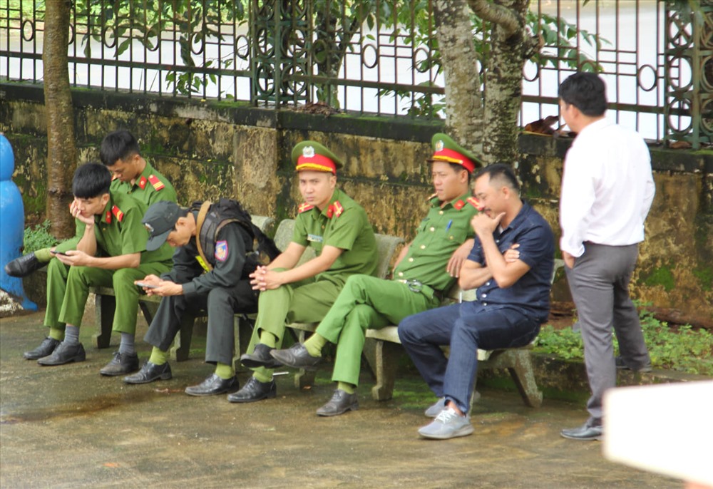 Sau khi tòa thông báo tạm ngưng, Phượng “râu” - áo đen bên phải ảnh, đang chờ đợi thông báo. Ảnh: HL