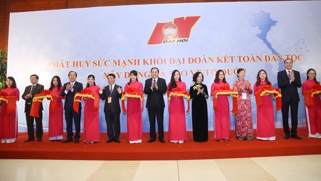 Các đại biểu cắt băng khai mạc triển lãm. Ảnh: PV