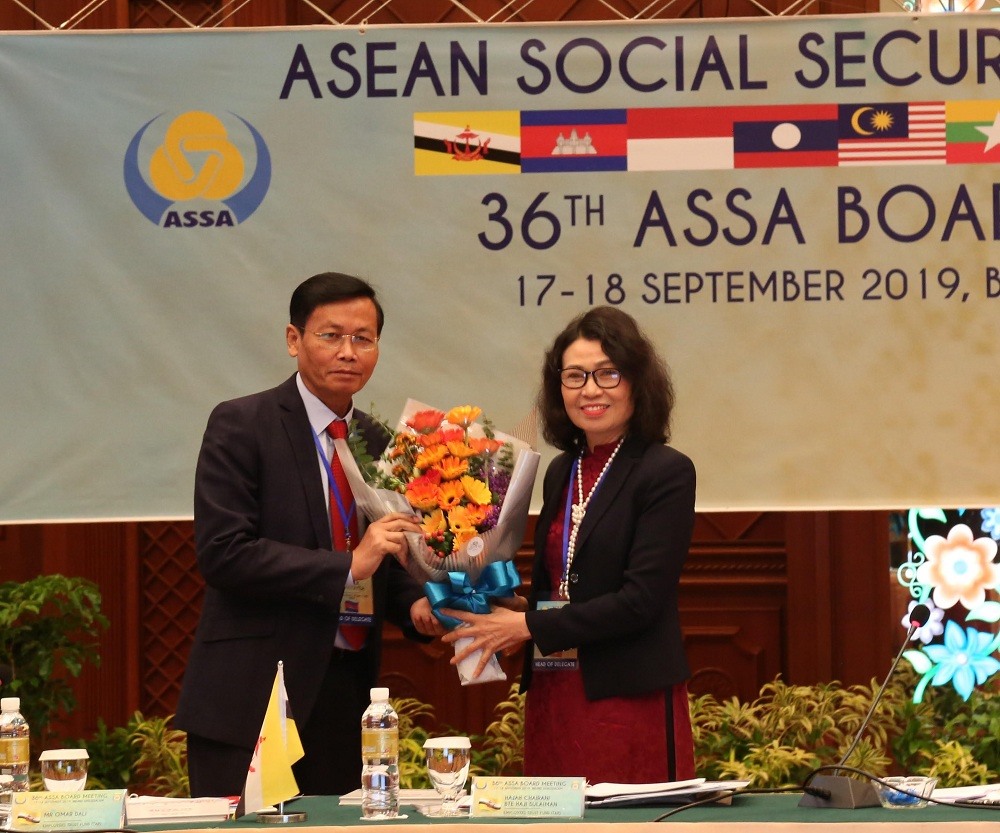 Chủ tịch ASSA nhiệm kỳ 2018-2019, Thứ trưởng, Tổng Giám đốc BHXH Việt Nam Nguyễn Thị Minh tặng hoa chúc mừng Phó Chủ tịch ASSA 2019-2020.