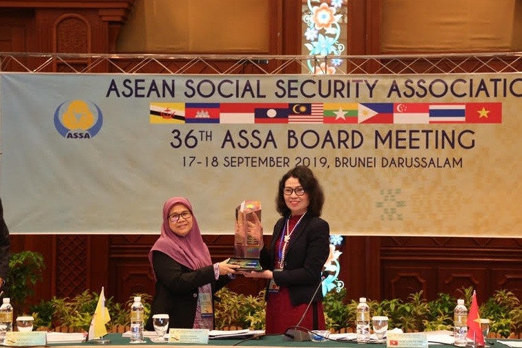 Chủ tịch ASSA nhiệm kỳ 2018-2019, Thứ trưởng, Tổng Giám đốc BHXH Việt Nam Nguyễn Thị Minh chuyển giao chức Chủ tịch ASSA cho đại diện Quỹ tín thác cho người lao động - ETF.