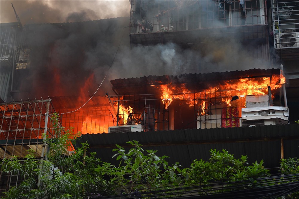 Đám cháy bùng phát khoảng 16h chiều 18.9 tại một căn hộ trong Khu tập thể Kim Liên, trên phố Hoàng Tích Trí, Đống Đa, Hà Nội.