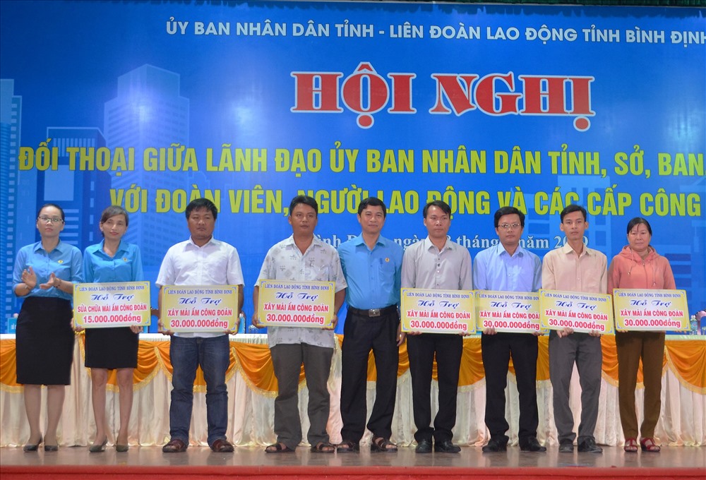 Trao hỗ trợ nhà mái ấm công đoàn cho công nhân lao động