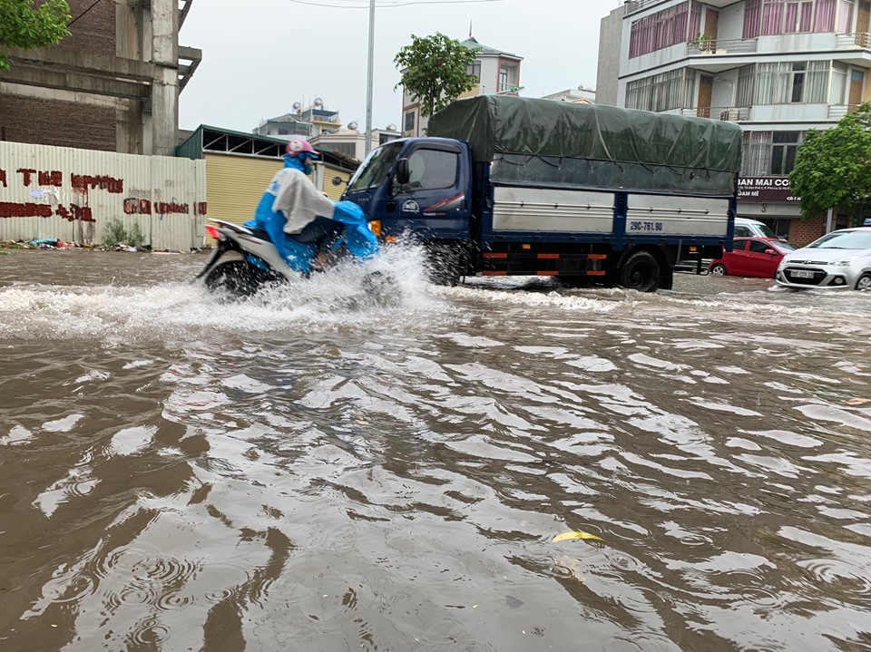 Quả vậy, cơn mưa như trút nước vào đầu giờ sáng nay khiến nhiều tuyến phố tại Hà Nội bị ngập sâu. Nhiều tuyến đường chìm trong biển nước, khiến các phương tiện di chuyển khó khăn.