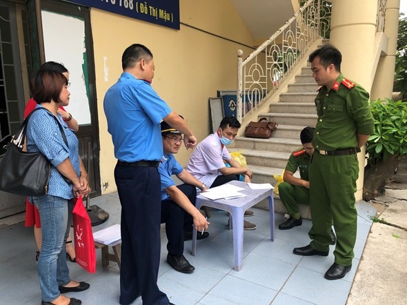Tổ liên ngành kiểm tra lái xe đưa đón học sinh. Ảnh: PV