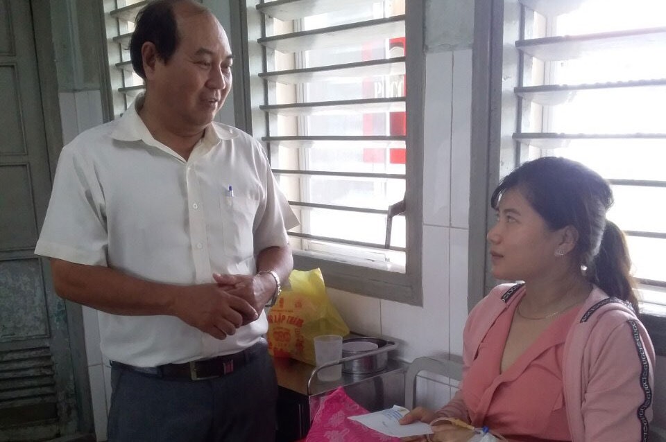 Ông Phạm Văn Mẫn - Phó Chủ tịch LĐLĐ huyện Cai Lậy - đến thăm và trao tiền hỗ trợ CNLĐ tại bệnh viện. Ảnh: K.Q