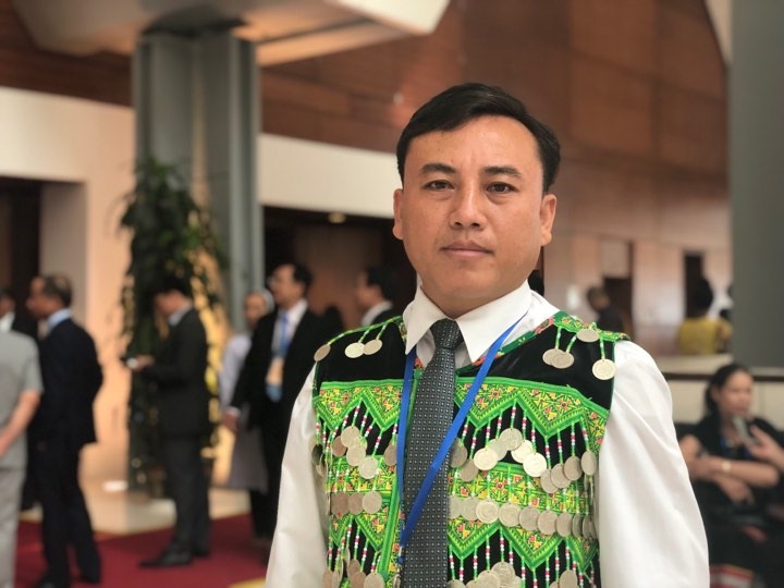 Đại biểu Xùng A Páo trao đổi với Lao Động bên lề Đại hội. Ảnh: Nguyễn Hà