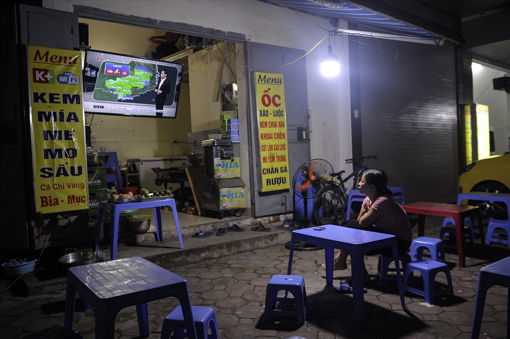 Vắng tanh là khung cảnh của một quán ăn chuyên phục vụ công nhân. Theo thông tin mới nhất từ Sở Tài nguyên và Môi trường, kết quả so sánh với Quy chuẩn kỹ thuật quốc gia về chất lượng không khí xung quanh, Quy chuẩn kỹ thuật quốc gia về một số chất độc hại trong không khí xung quanh cho thấy các thông số NO2, SO2, CO đều nằm trong giới hạn cho phép, hàm lượng Hg (trung bình 24 giờ) trong không khí nằm dưới ngưỡng giới hạn Quy chuẩn Việt Nam cho phép.