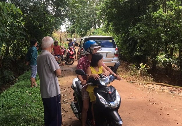 Người dân bàng hoàng trước vụ án mạng - Ảnh: N.Đ.Q