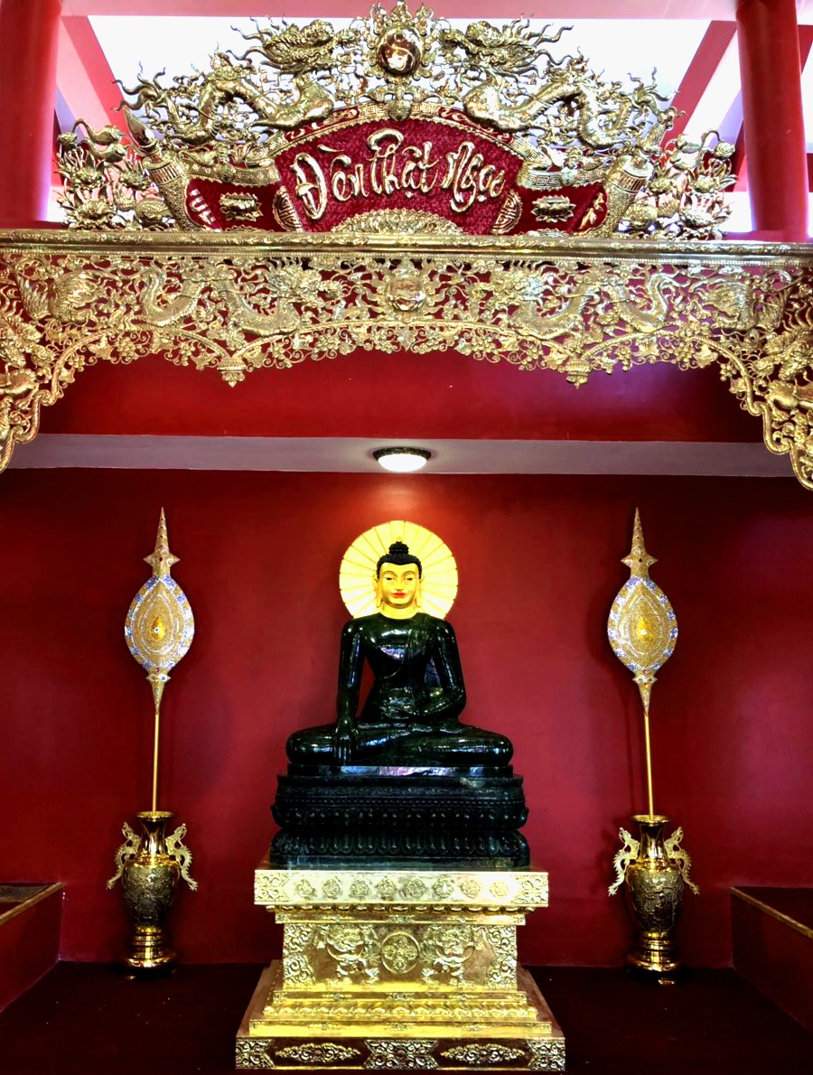 Tượng Phật ngọc trong khu tâm linh. Ảnh: Lục Tùng