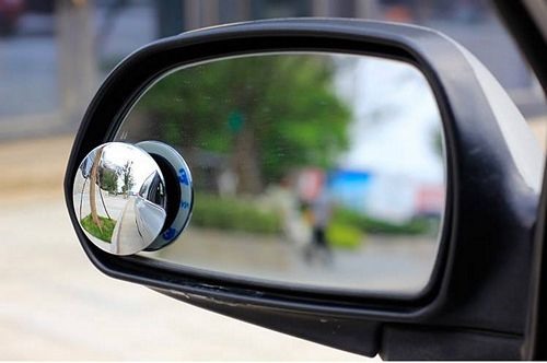 Tập quan sát gương chiếu hậu cũng là cách giúp bạn có một hành trình an toàn. Ảnh: ST
