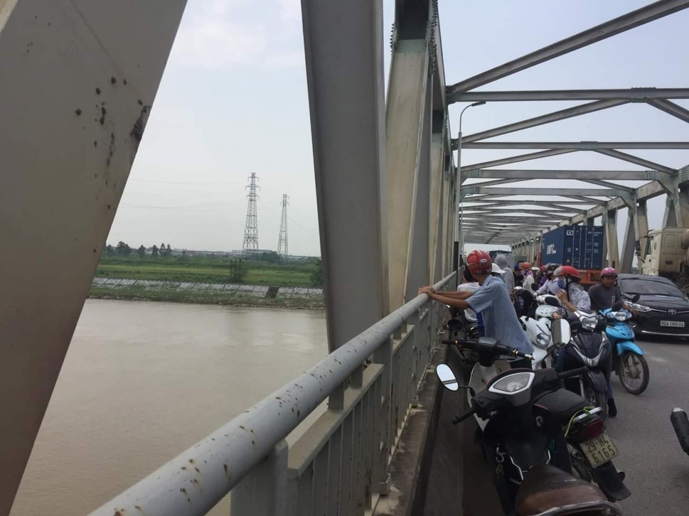 Hiện trường nơi Đoàn Thị Thương để lại xe và mẩu giấy ghi sđt người thân dàn cảnh nhảy cầu để trốn nợ. Ảnh: FB
