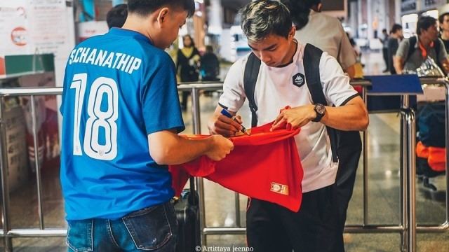 Chanathip Songkrasin đã trở về Thái Lan hội quân cùng các đồng đội. Ảnh: Siam Sport