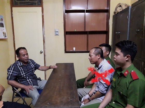 Đối tượng Nguyễn Văn Đông tại cơ quan công an (dấu X màu đỏ). Ảnh Báo ANTĐ