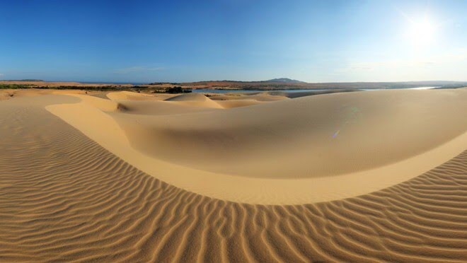 Cồn cát Quang Phú được mệnh danh là “Thiên đường cát ở Quảng Bình“.
