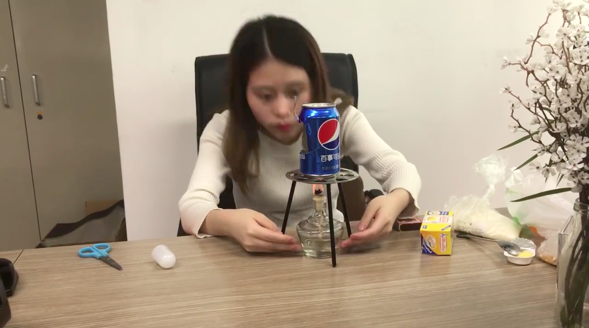 Ảnh chụp từ video Tiểu Dã làm bỏng ngô từ lon nước. Ảnh: AO.