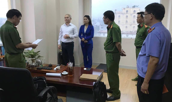Ông Nguyễn Thái Luyện - Chủ tịch HĐQT Công ty Cổ phần địa ốc Alibaba nghe đọc lệnh kiểm tra công ty. Ảnh: P.V