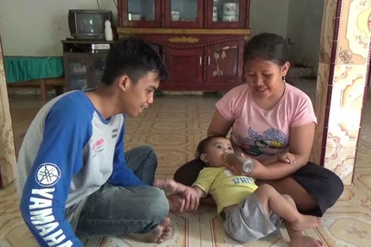 Vợ chồng anh Sarifuddin và Anita làm nghề bóc vỏ dừa. Ảnh: Kompass.