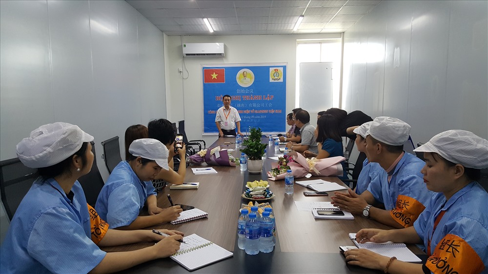 Đồng chí Đinh Quốc Toản, Chủ tịch Công đoàn các khu công nghiệp và chế xuất Hà Nội, phát biểu tại Hội nghị thành lập công đoàn Công ty TNHH Điện tử GIANTSUN (Việt Nam). Ảnh: H.A
