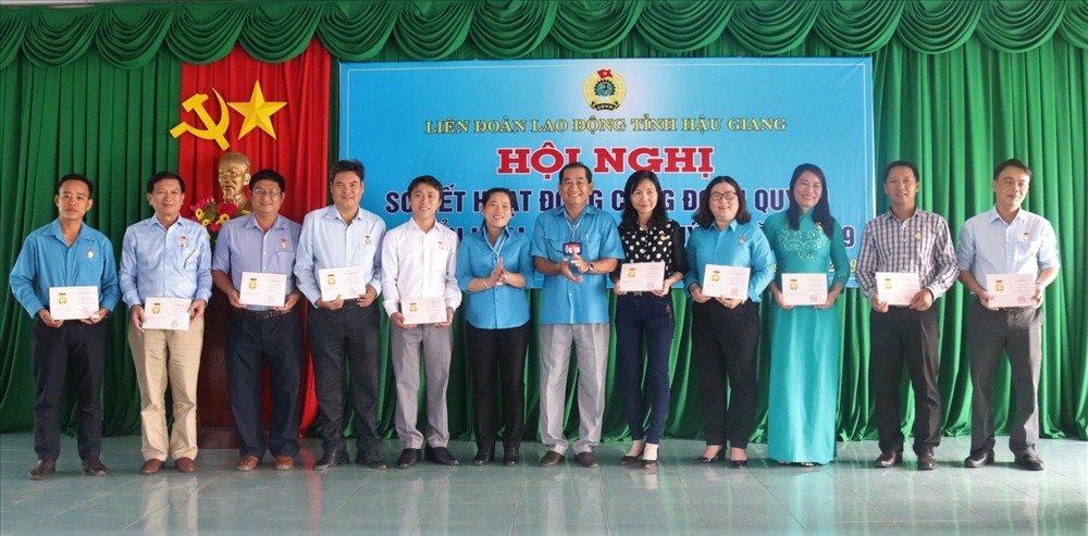 Lãnh đạo LĐLĐ tỉnh Hậu Giang - trao Bằng sáng tạo của Tổng LĐLĐ Việt Nam cho các cá nhân ..... Ảnh: Thành Nhân
