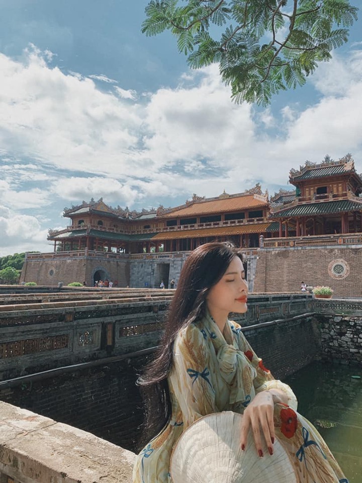 Mai Hương đăng tải bức ảnh kín đáo tại Huế để “xin lỗi” vì đoạn clip phản cảm tại Hội An. Ảnh: FBNV.
