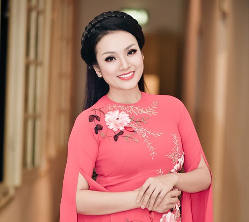 Ca sĩ Tân Nhàn.