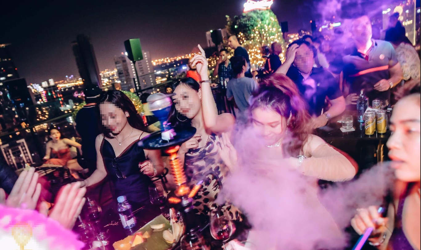 Nhiều thanh niên đến đây nghe nhạc “xõa đêm” bởi vị trí đẹp, có thể quan sát Sài Gòn từ trên cao. Ảnh TK.