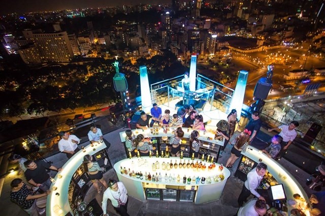 Quán bar kê bàn ghế sát lan can tiềm ẩn nguy hiểm cho khách và người dân bên dưới cao ốc. Ảnh TK.