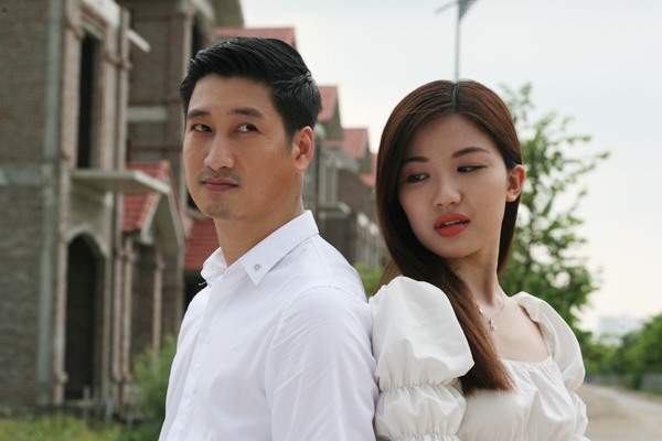 Trong phim, Thái (Ngọc Quỳnh) phản bội vợ, ngoại tình với Trà (Lương Thanh).