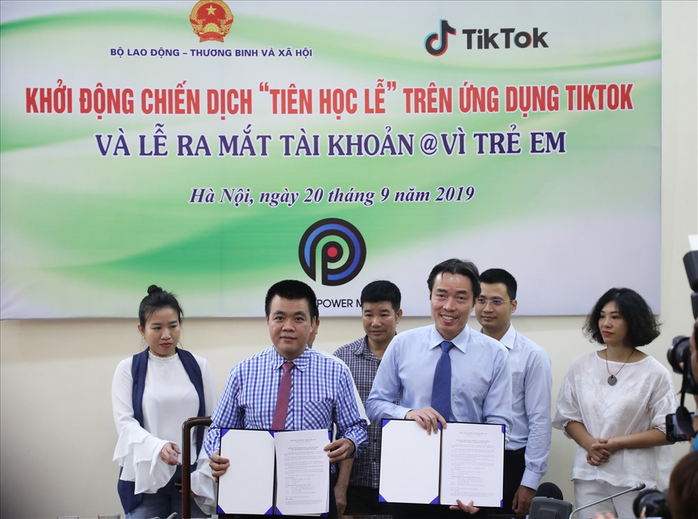 Cục Trẻ em và Tik Tok ký kết hợp tác tuyên truyền Luật Trẻ em. Ảnh: Tô Thế