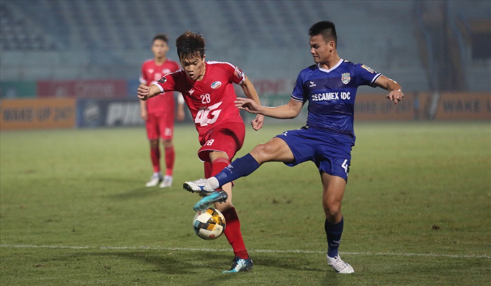 Trọng tài chính Trương Hồng vũ bỏ qua tình huống kê chân của Tấn Tài với Hoàng Đức trong vòng cấm Ảnh: Hoài Thu