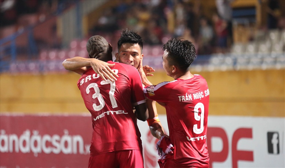 Bùi Tiến Dũng ăn mừng bàn thắng siêu phẩm ghi vào lưới Bình Dương nâng tỷ số lên 2-1 Ảnh: Hoài Thu