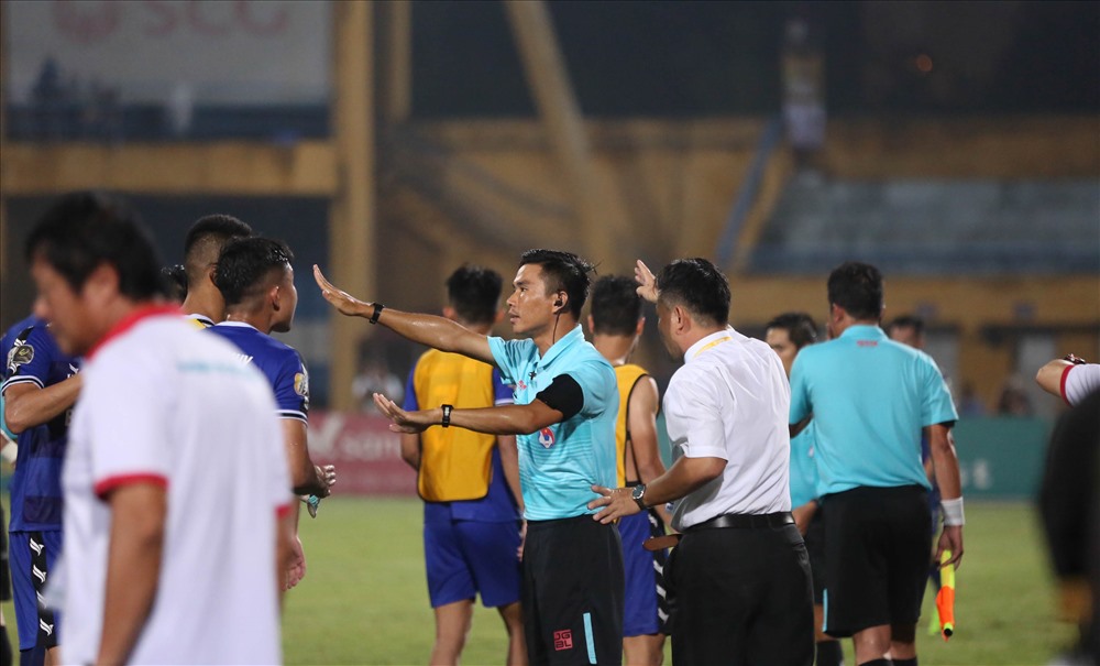 Giám sát trọng tài bị cầu thủ Bình Dương phản ứng khi không công nhận bàn thắng. Ảnh: Hoài Thu
